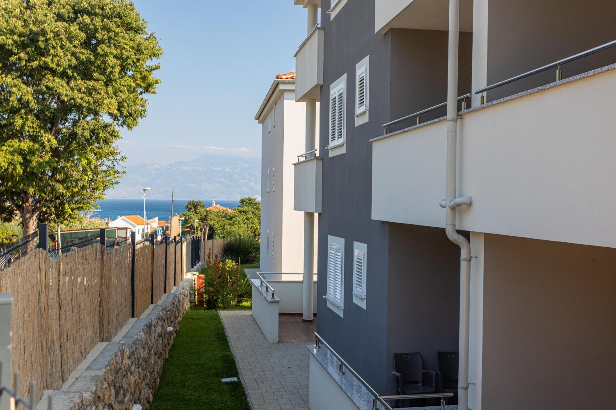 Apartments Crnekovic Tomislava 8A บัชกา ภายนอก รูปภาพ
