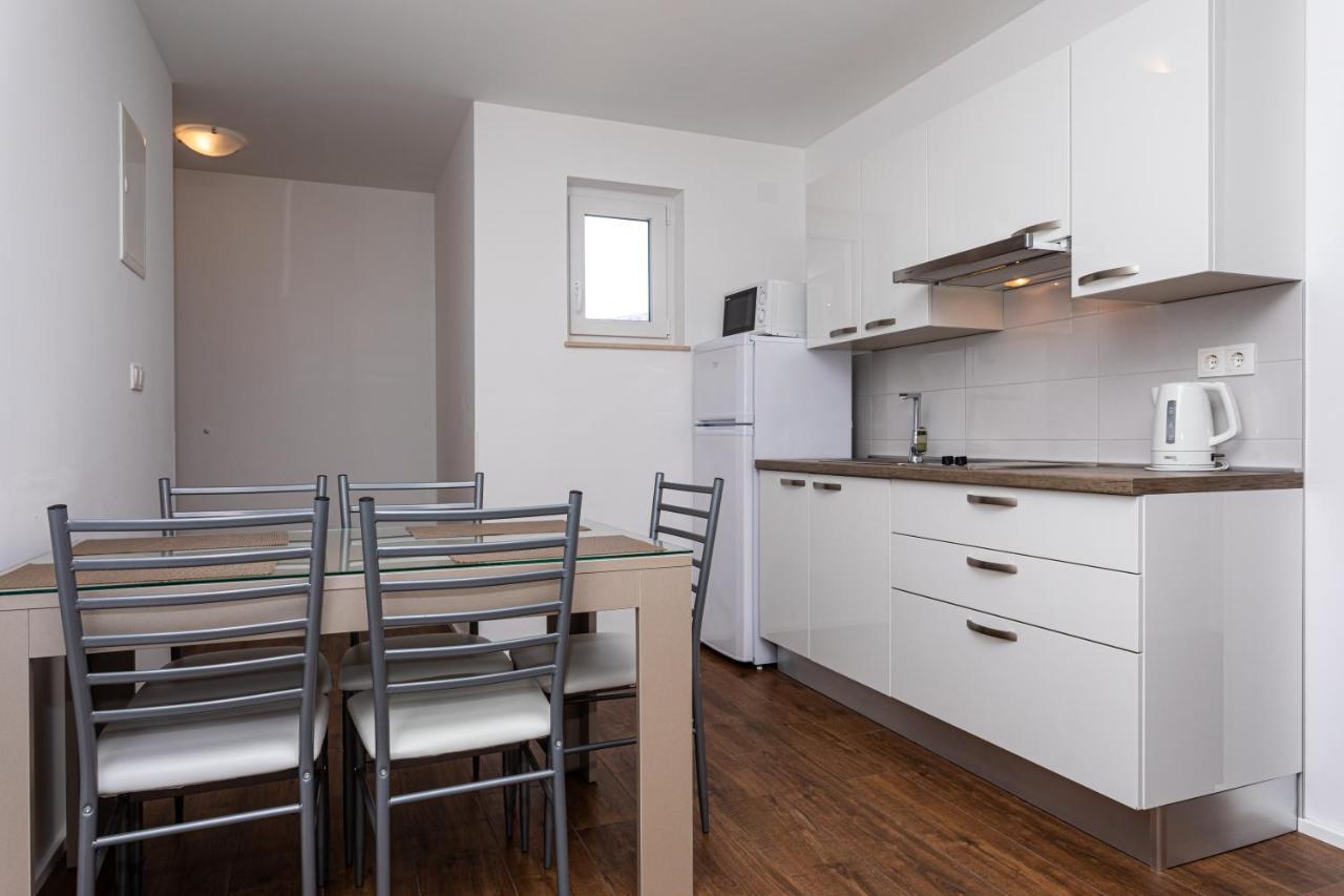 Apartments Crnekovic Tomislava 8A บัชกา ภายนอก รูปภาพ