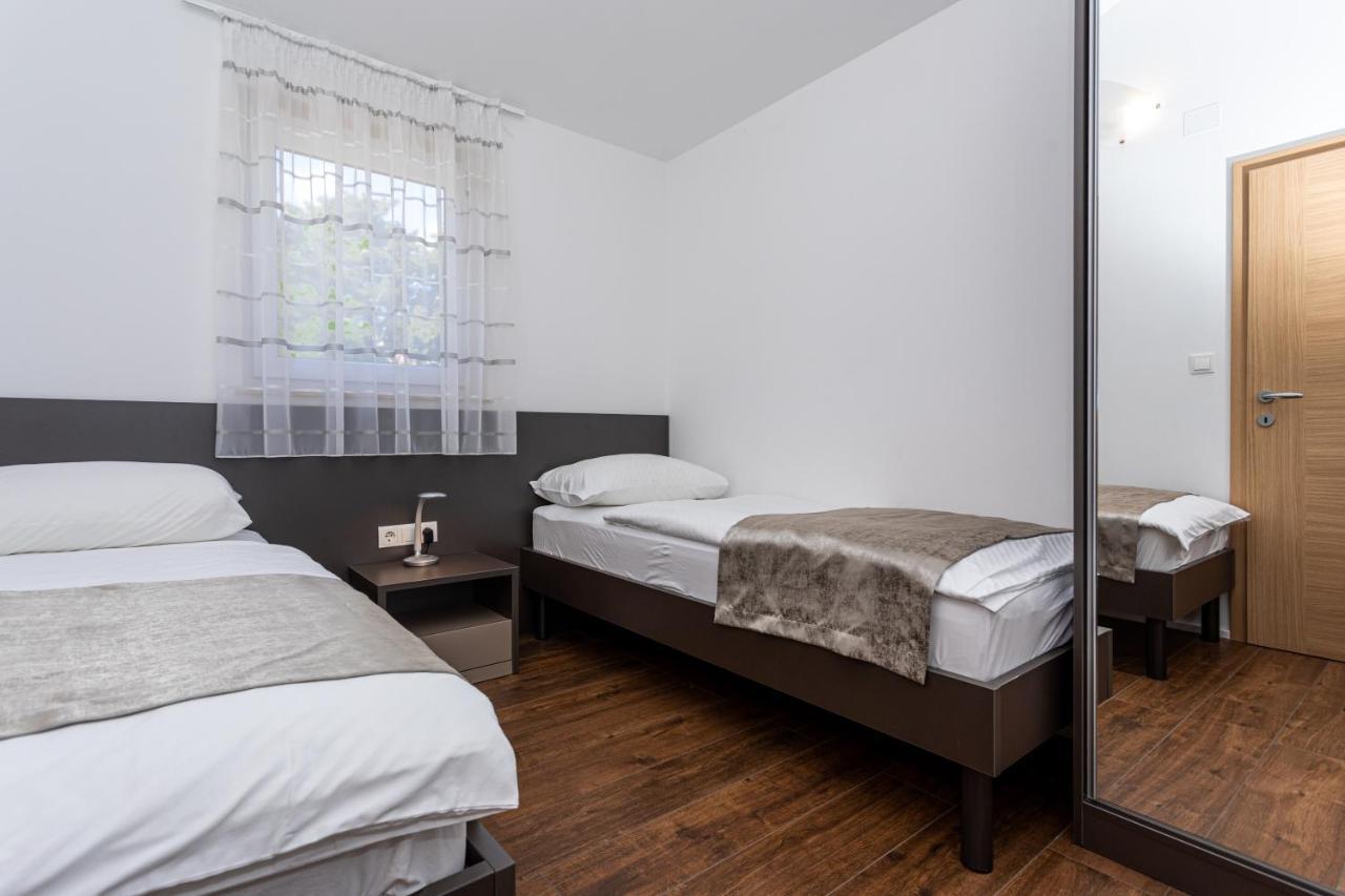 Apartments Crnekovic Tomislava 8A บัชกา ภายนอก รูปภาพ