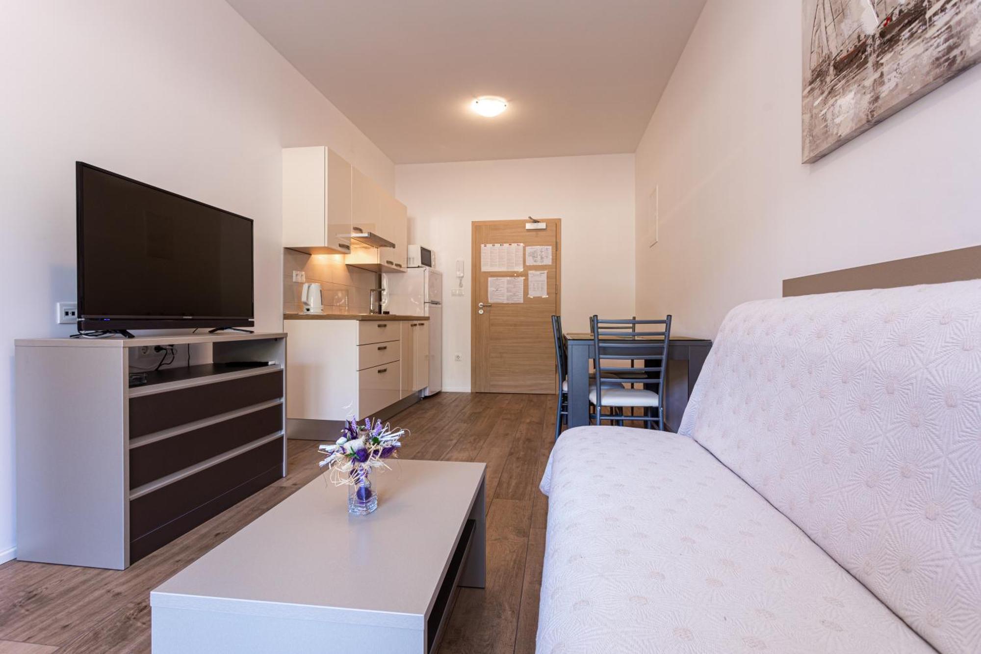 Apartments Crnekovic Tomislava 8A บัชกา ภายนอก รูปภาพ